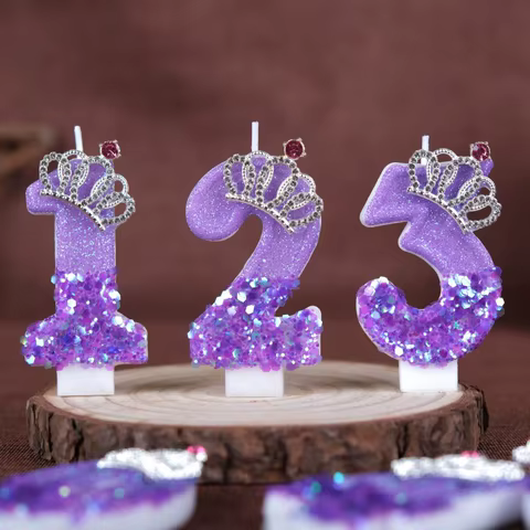 Velas de Aniversário com Números e Coroa Roxa